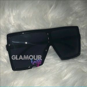 these wonderful black shades would be great to go with your outfits!!